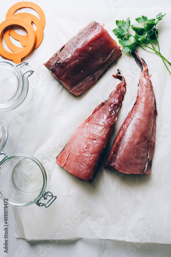 Tableau sur toile Raw albacore tuna on paper