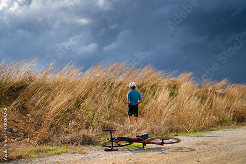 Fotografi Cyclists practicing on gravel roads. he is urinating