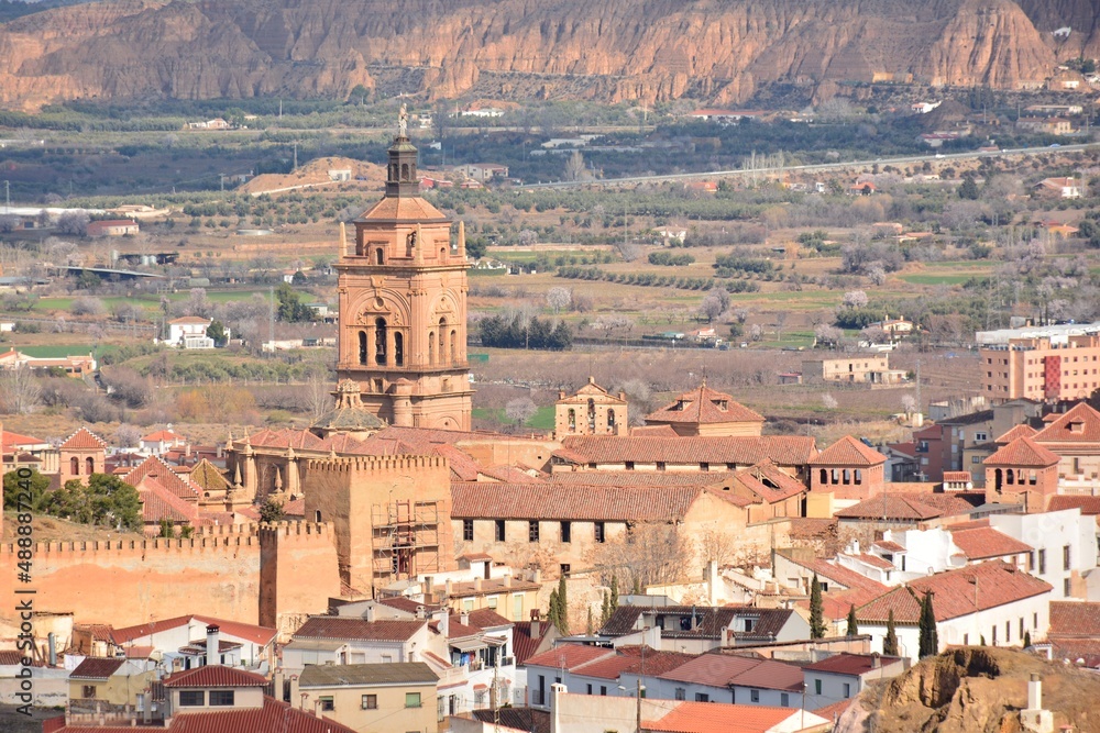 Vista de la Alcazaba y la Catedral de Guadix desde el mirador Cerro de la Bala