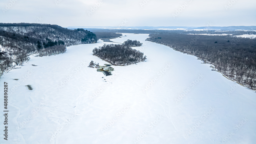 Obraz premium Frozen Wisconsin River from aerial view