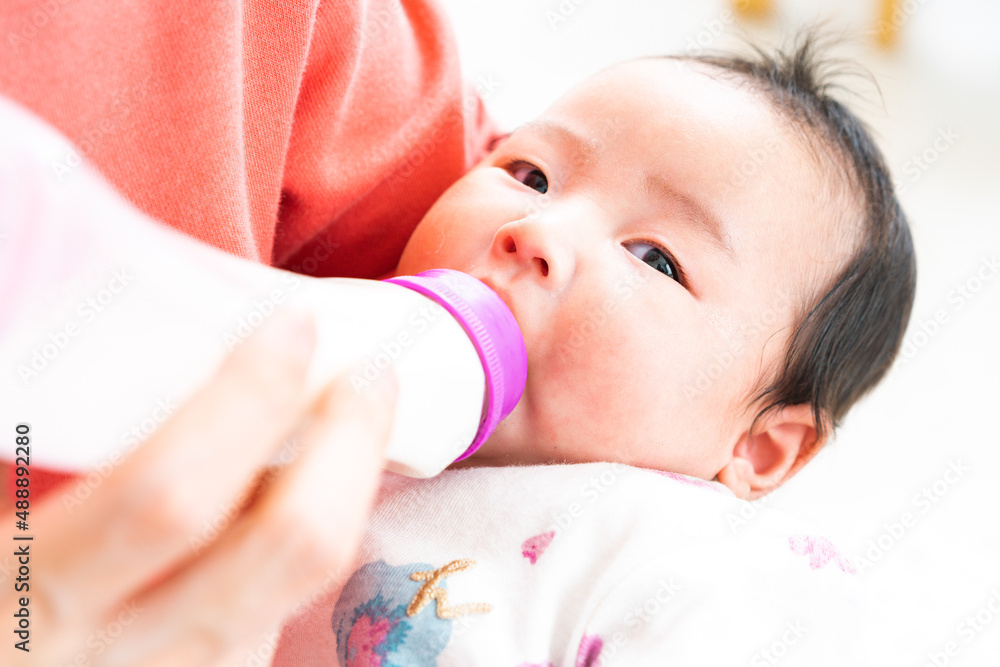 哺乳瓶でミルクを飲む赤ちゃん 哺乳瓶でミルクを飲む赤ちゃん