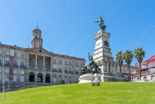 Praça do Infante with the Palacio da Bolsa and the statue of Infante D Henrique.