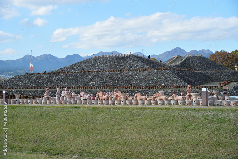 保渡田古墳群「八幡塚古墳」、復元埴輪と榛名山 StockFoto Adobe Stock