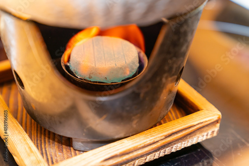 旅館で出てくる固形燃料を使用して温める料理のイメージ。