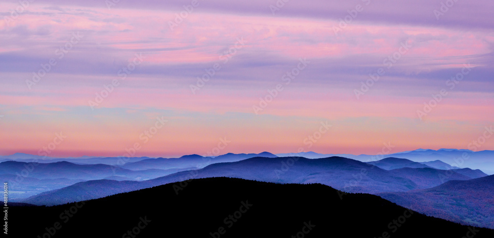 Obraz premium sunset in silhouetted mountains