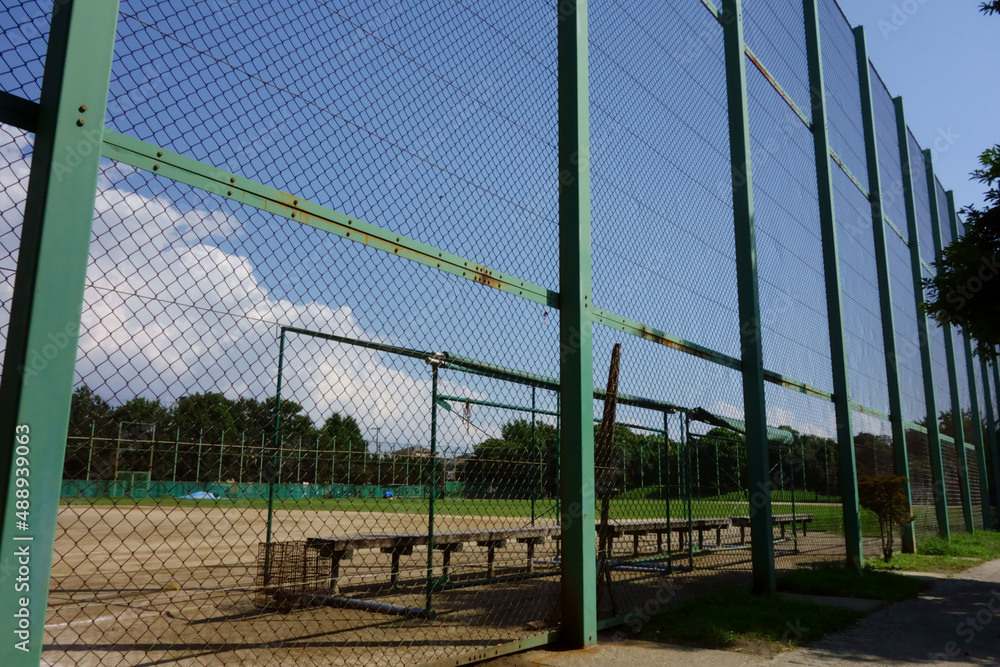 八月の真夏の青空、炎天下の野球場グラウンドの午後の閑散とした風景写真 八月の真夏の青空、炎天下の野球場グラウンドの午後の閑散とした風景写真