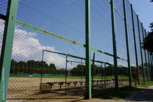 八月の真夏の青空、炎天下の野球場グラウンドの午後の閑散とした風景写真