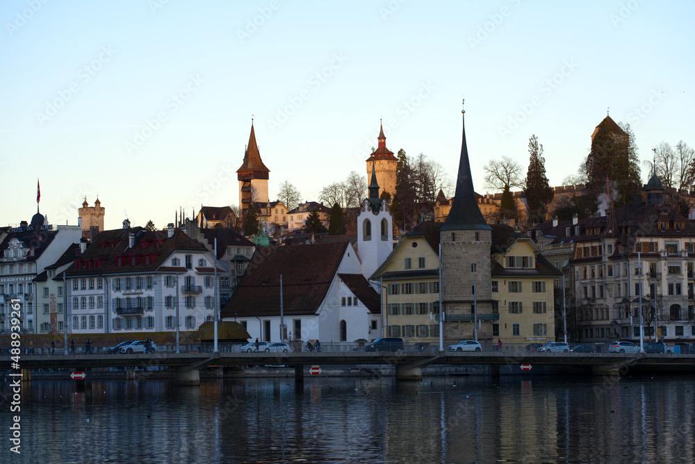 Obraz premium Cityscape of Luzern with lake Lucerne in the foreground on a sunny winter morning. Photo taken February 9th, 2022, Lucerne, Switzerland.