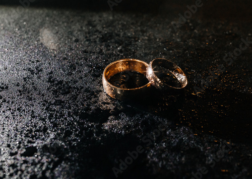 wedding rings water drops