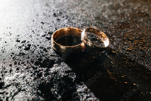 wedding rings water drops