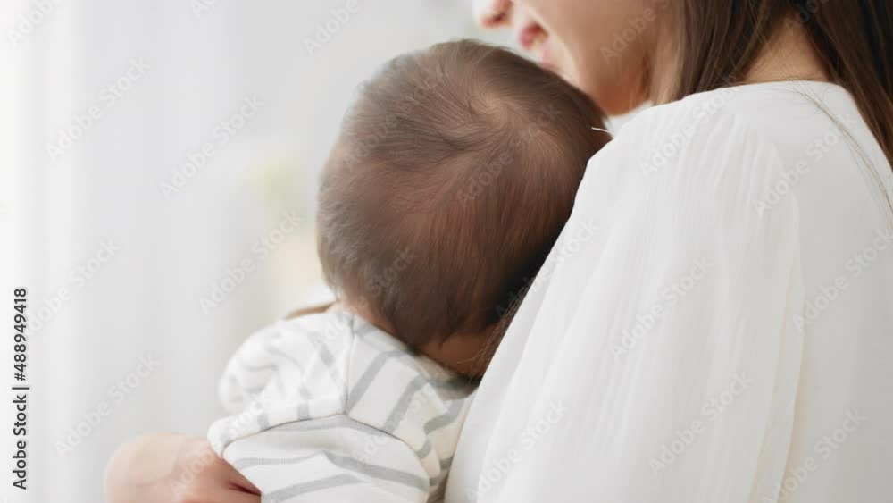 赤ちゃんを寝かしつける母親 赤ちゃんを寝かしつける母親