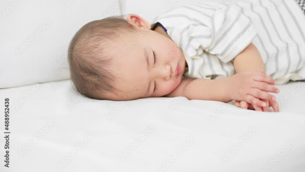 ソファーの上で眠る赤ちゃん ソファーの上で眠る赤ちゃん
