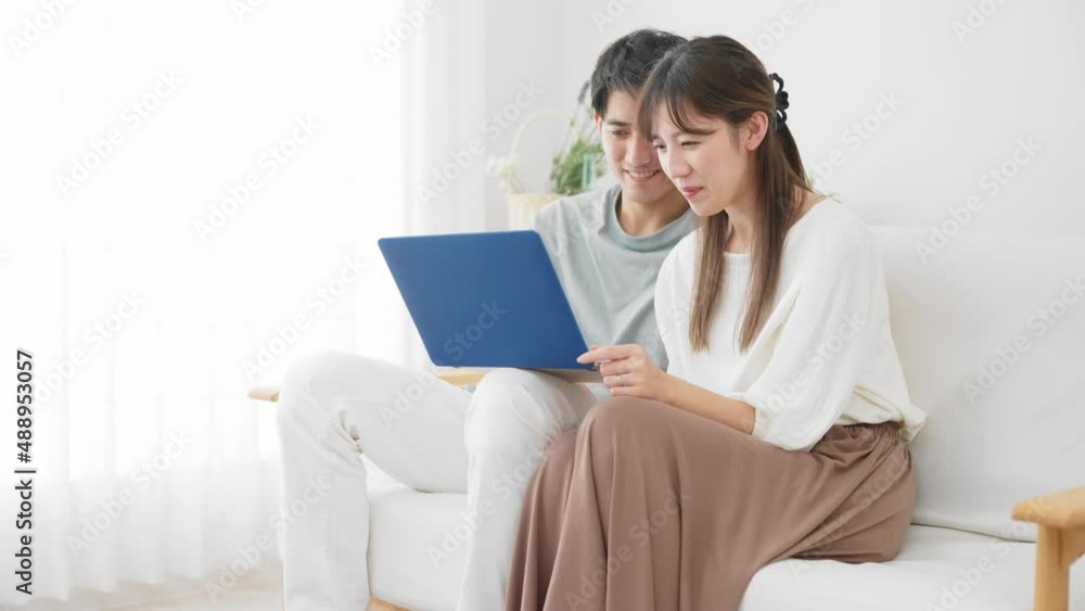 ノートパソコンを使う若い男性と女性 ノートパソコンを使う若い男性と女性