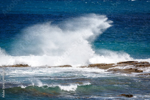 waves crashing on rocks © Reinhard