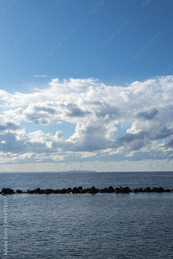 雲と水平線と海