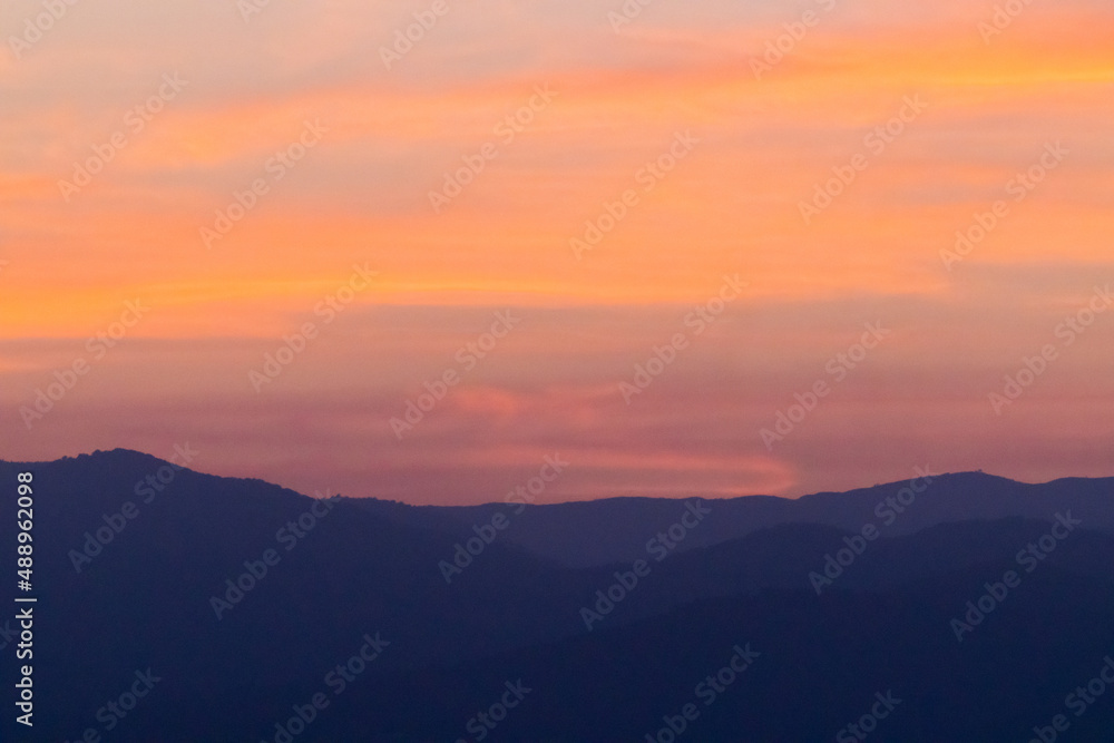 Après un couché de soleil sur les montagnes d'Espagne destination voyage ensoleillé, ciel rosé