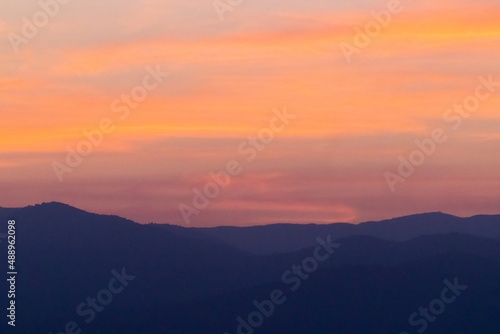 Après un couché de soleil sur les montagnes d'Espagne destination voyage ensoleillé, ciel rosé