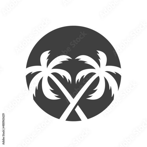 Beach holidays. Destino de vacaciones. Banner con silueta de 2 palmeras con forma de aspa en círculo en color gris