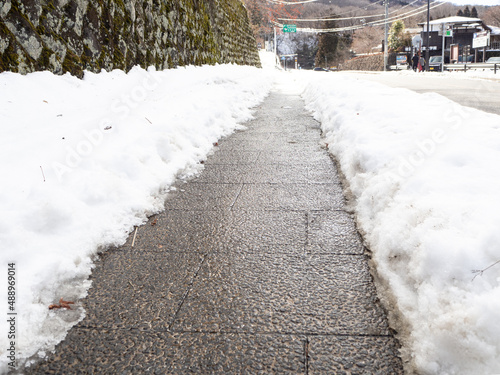 雪かきが終わった後の道 © odayaka