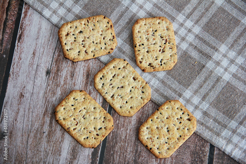 crispy diet crackers with cumin and quinoa seeds