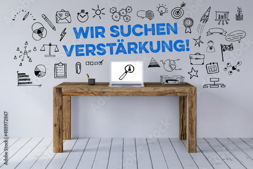 Arbeitsplatz mit Schriftzug „Wir suchen Verstärkung!“ photo