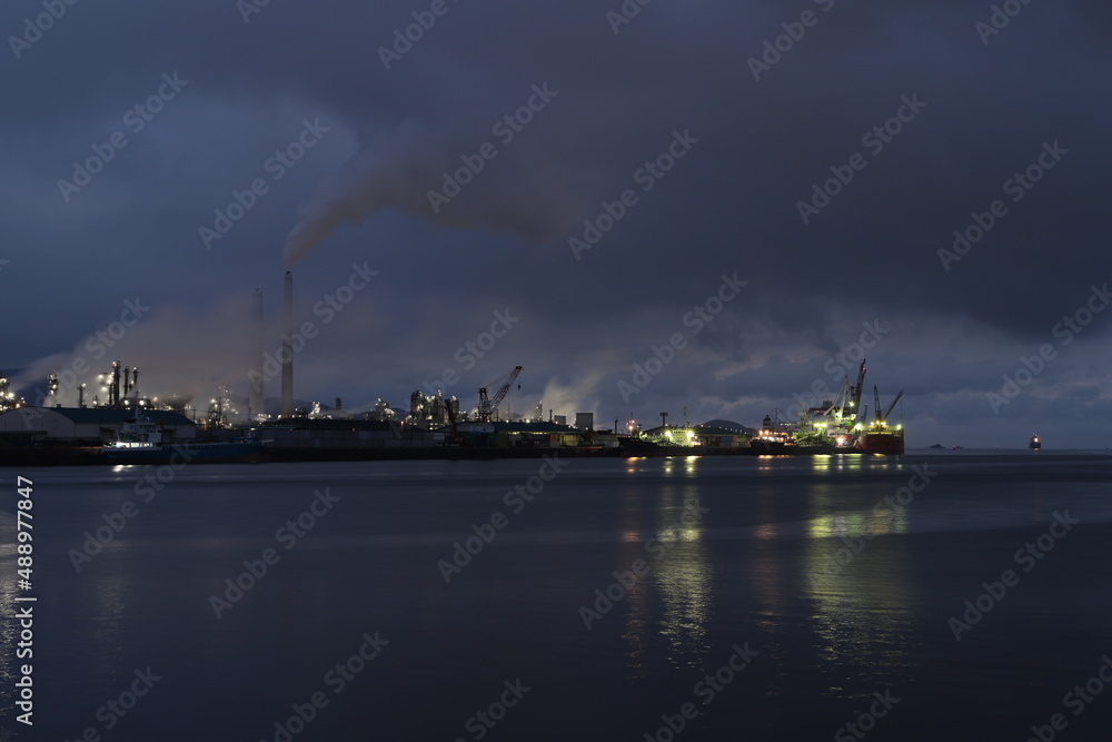 Fototapeta premium SDGs！えんとつ町の煙と空模様！周南市コンビナートの光と工場汚染問題と子供達の未来社会