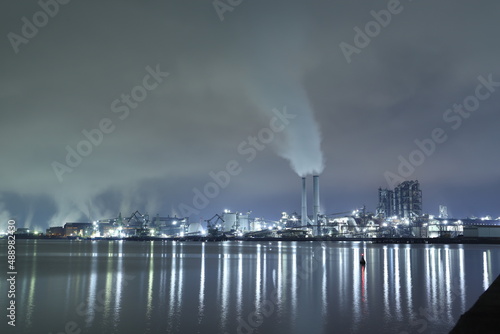 えんとつ町の夜景と空模様！コンビナートのヒカリと幻想的な光のコラボレーション 2022年 © YuAiru