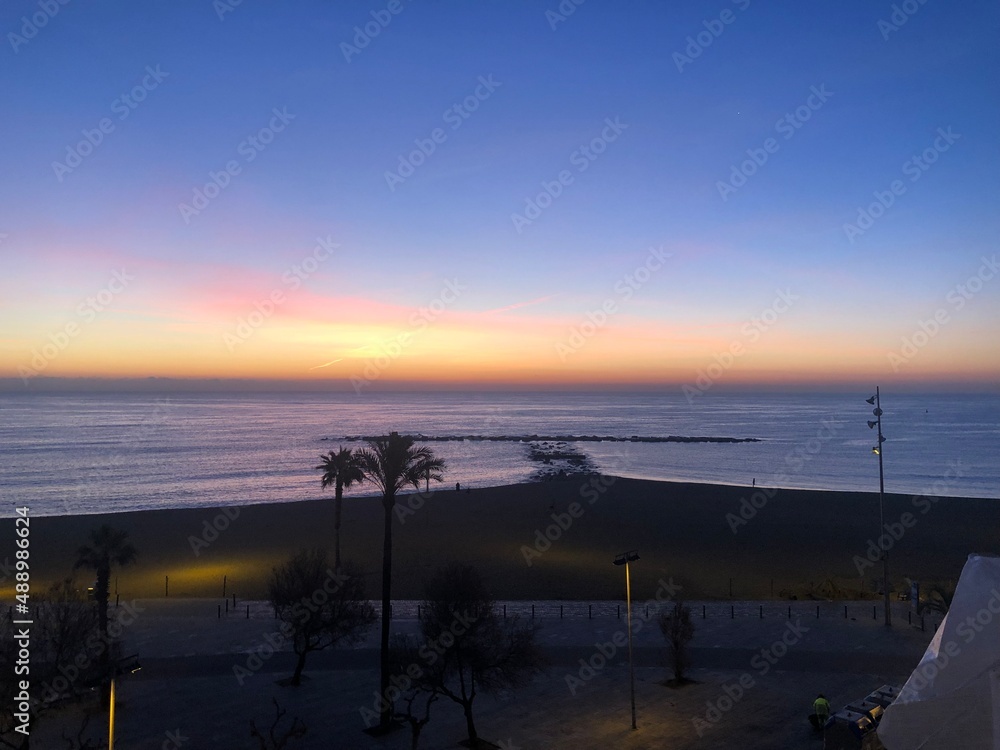 ATARDECER AMANECER EN LA PLAYA BARCELONA