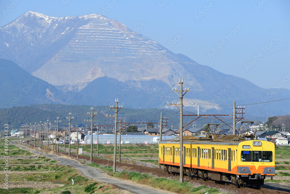 三岐鉄道のローカル電車と藤原岳