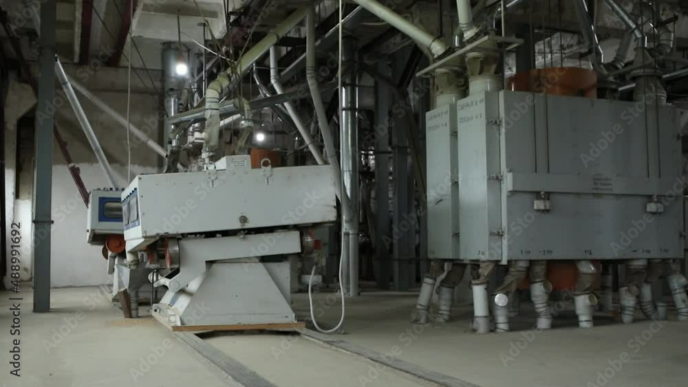 Elevator sifting grain. Cleaning grain elevator. Vibrating device for cleaning grain crops. Modern production. Zarn separation and sizing. Elevator sifting grain. Cleaning grain elevator. Vibrating device for cleaning grain crops. Modern production. Zarn separation and sizing.