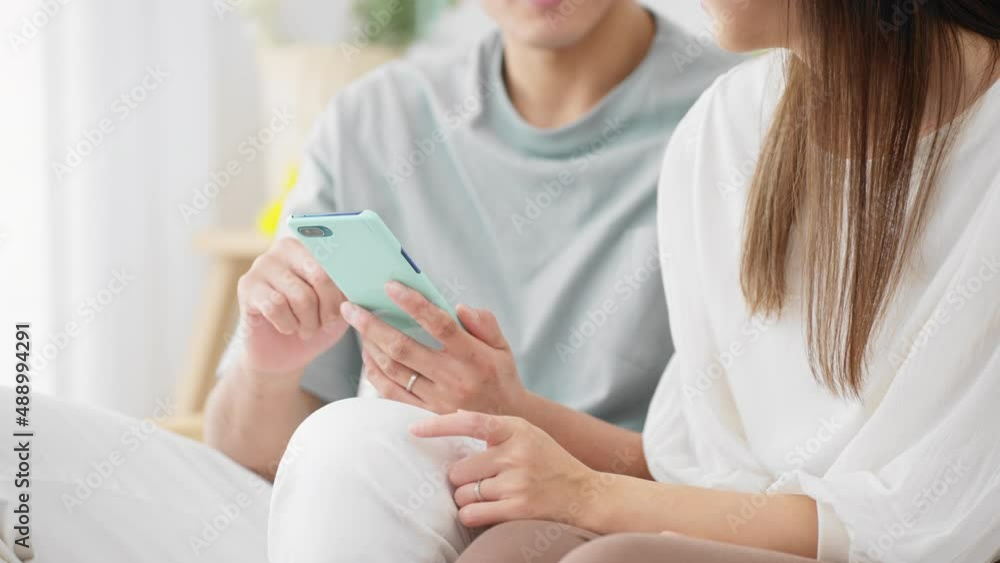 スマートフォンを使う若い男性と女性 スマートフォンを使う若い男性と女性