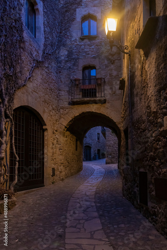 Fototapeta Naklejka Na Ścianę i Meble -  typical cobbled street of the town of pals in the spanish costa brava at night