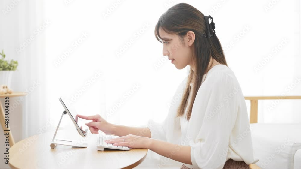 タブレットパソコンを使う若い女性 タブレットパソコンを使う若い女性