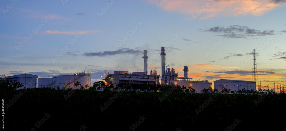 Obraz premium Gas turbine electrical power plant with twilight