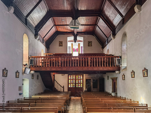 Interior da Igreja Saint-Barthélemy em Bassussarry no País Basco photo
