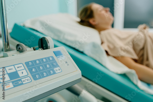 Foto Tired pregnant woman resting between contractions in hospital delivery room