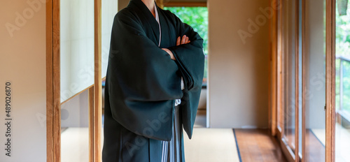 日本家屋の縁側の廊下で腕組みをする羽織袴姿の新郎　結婚式　 photo