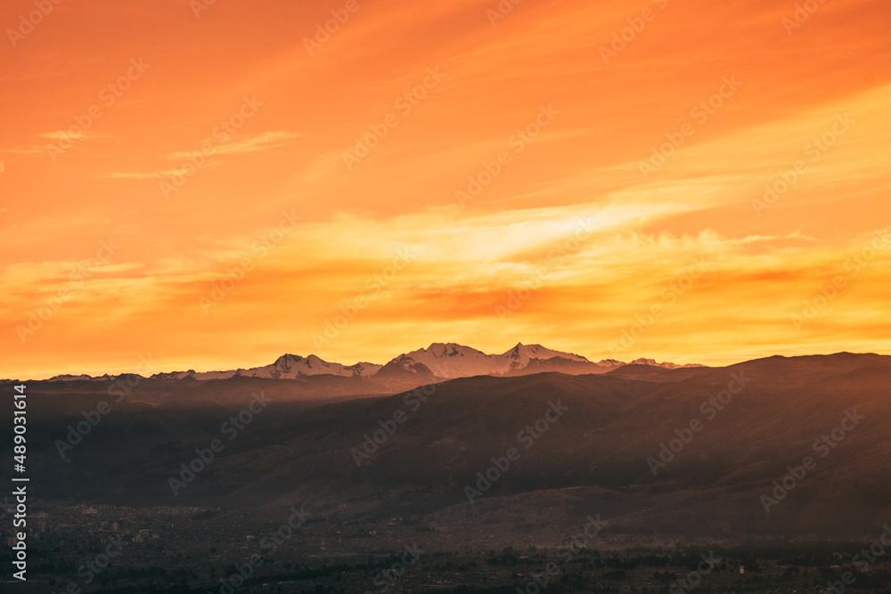 Nevado con el cielo naranja en los andes