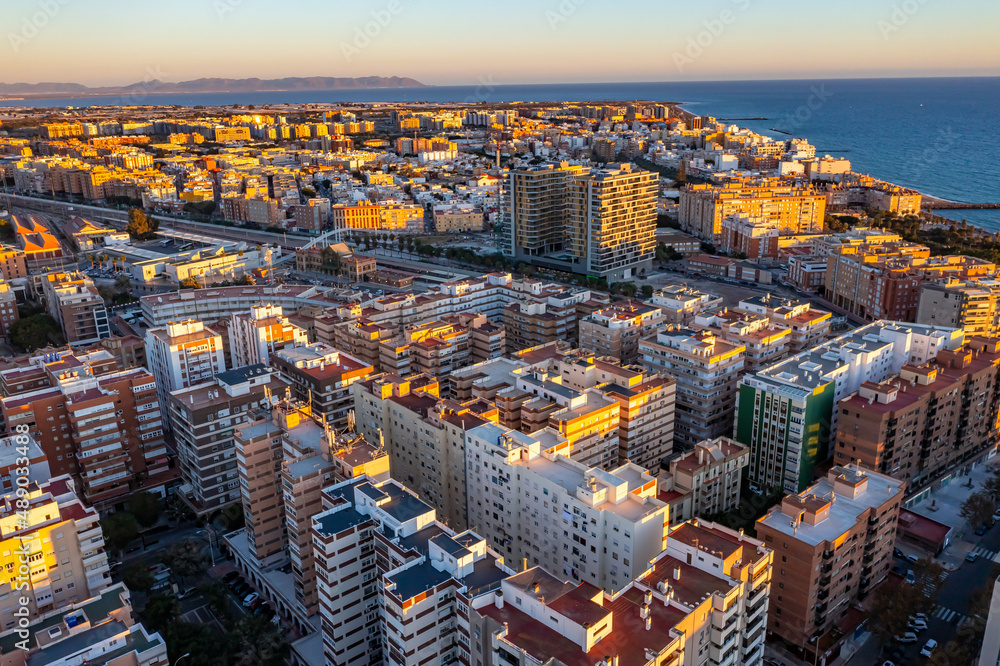 Fototapeta premium Almeria von oben | Die Stadt Almeria in Spanien aus der Luft