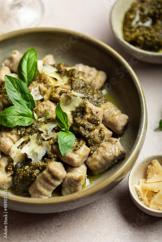 assiette de gnocchis fait maison au sarrasin avec sauce pesto aux amande et parmesan photo