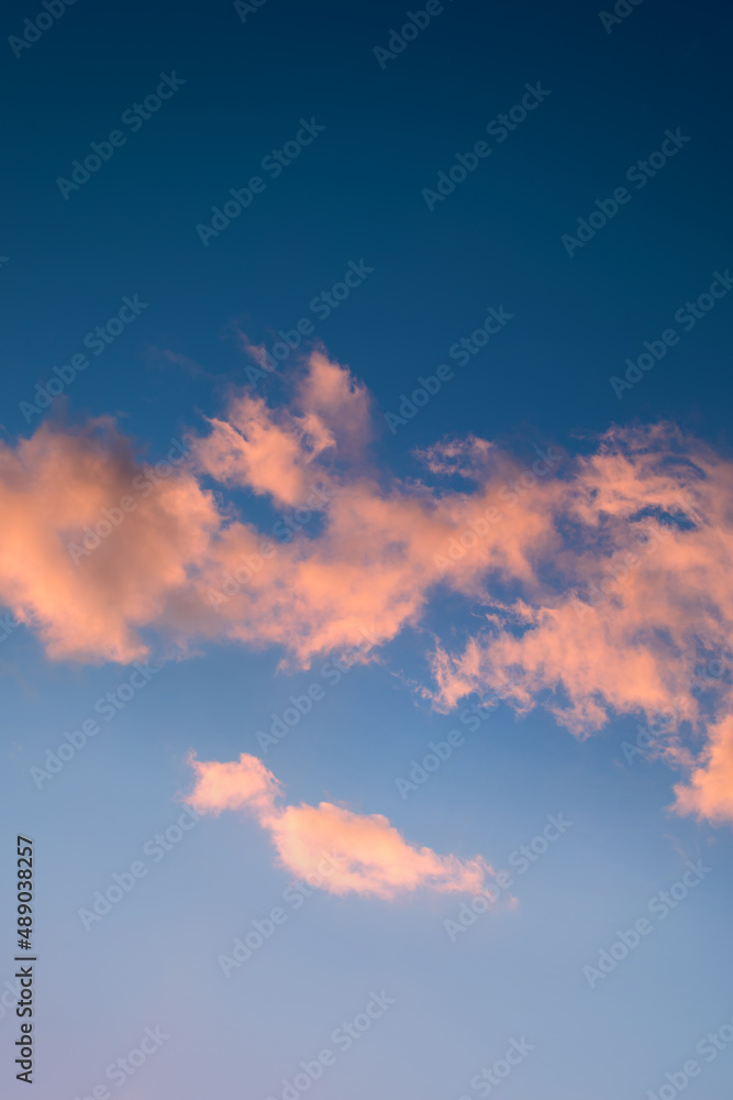 różowe chmury na tle niebieskiego nieba, 