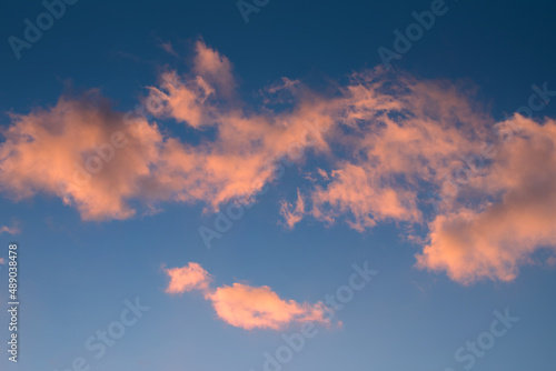 błękitne niebo i różowe chmury o zachodzie słońca