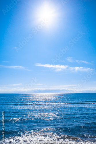 Fototapeta Naklejka Na Ścianę i Meble -  青くて癒される美しい空と海と波と砂浜と水平線