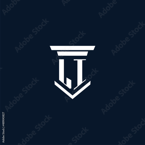 LI initial monogram logo lawfirm with pillar design