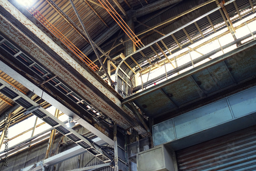 配線が通る古い工場の上部 © YY apartment