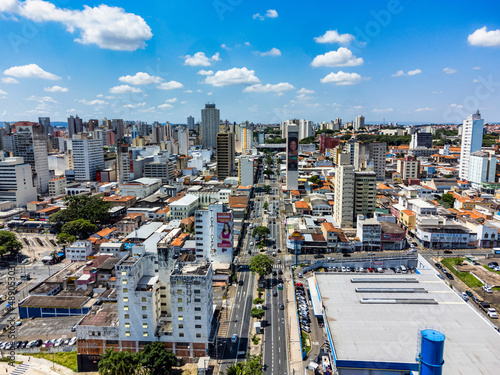 Fotografia aérea da cidade de Campinas, SP. Brasil. Foto dos prédios na área central no bairro Botafogo em fevereiro de 2022.