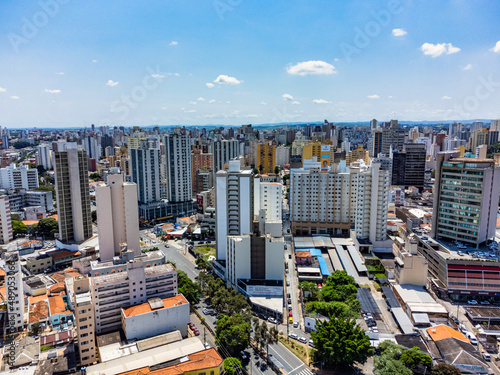 Fotografia aérea da cidade de Campinas, SP. Brasil. Foto dos prédios na área central no bairro Botafogo em fevereiro de 2022. © Paulo