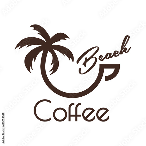 Coffee Shop. Beach bar. Logotipo con texto Coffee Beach con silueta de taza de café lineal con palmera en color marrón