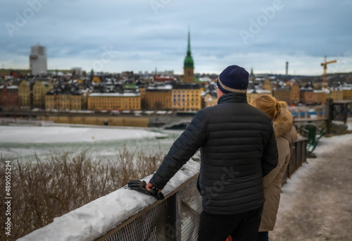 Personer som tittar pa utsikten fran Monteliusvagen pa Sodermalm, Stockholm, Sverige photo