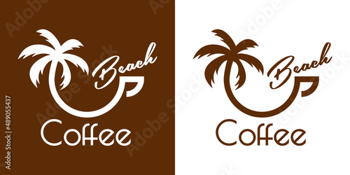Coffee Shop. Beach bar. Logotipo con texto Coffee Beach con silueta de taza de café lineal con palmera en fondo marrón y fondo blanco